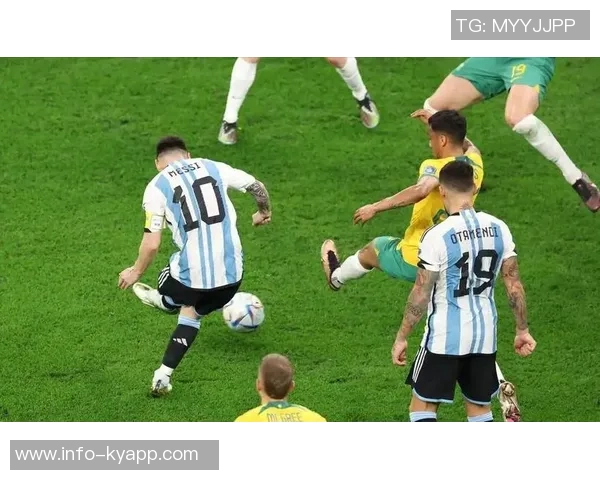 波多黎各歌手洋基老爹亲临阿根廷训练营与梅西等球员亲密合影