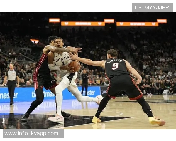 NBA赛事回顾魔术遭黄蜂逆袭勇士战胜雄鹿雷霆轻松击败奇才马刺压制热火 NBA赛事回顾魔术遭黄蜂逆袭勇士战胜雄鹿雷霆轻松击败奇才马刺压制热火